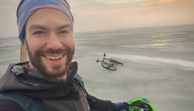 Van aki k&ouml;rbebiciklizte a Balatont &ndash; a j&eacute;gen