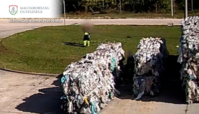 Vide&oacute;n a rosszul siker&uuml;lt a tr&eacute;fa, benzinnel gy&uacute;jtotta fel munkat&aacute;rs&aacute;t