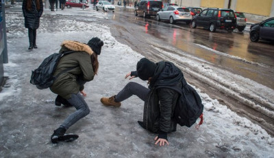 Zal&aacute;ban m&aacute;r online oktat&aacute;sra &aacute;llt &aacute;t t&ouml;bb iskola az &oacute;nos eső miatt