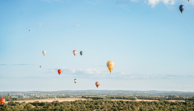 Vide&oacute;n az első hől&eacute;gballonos rep&uuml;l&eacute;sek, mutatjuk, hogy kaphatod el őket a napokban