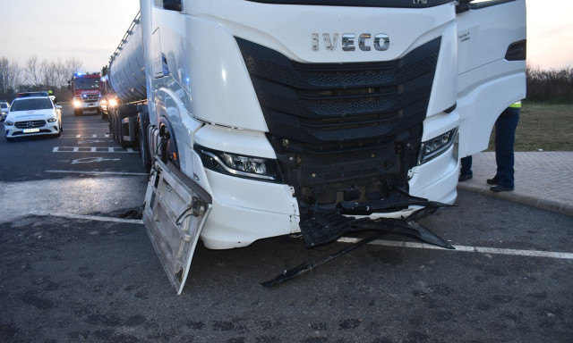 Letarolta a t&aacute;bl&aacute;kat a r&eacute;szeg horv&aacute;t kamionos az M7-esen