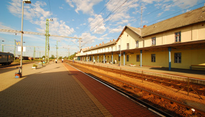 Id&eacute;n is magyar versek sz&oacute;lnak a hangsz&oacute;r&oacute;kb&oacute;l a busz- &eacute;s vonat&aacute;llom&aacute;sokon