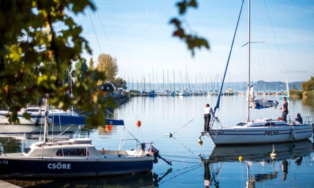 Aki b&iacute;rja a 20 fokos vizet, az h&eacute;tv&eacute;g&eacute;n m&aacute;r csobbanhat a Balatonban!
