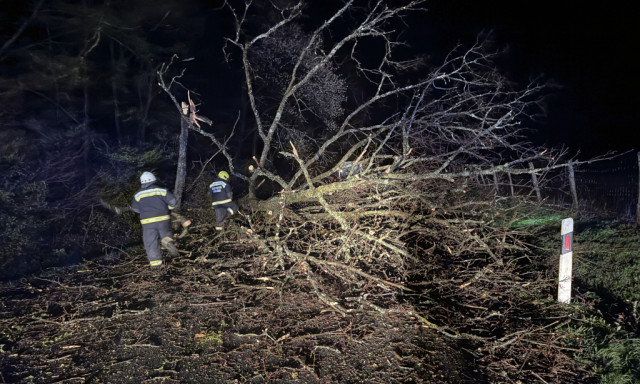 Cs&uuml;t&ouml;rt&ouml;k d&eacute;lut&aacute;nt&oacute;l p&eacute;ntek hajnalig dolgoztak a tűzolt&oacute;k a vihark&aacute;rok felsz&aacute;mol&aacute;s&aacute;n
