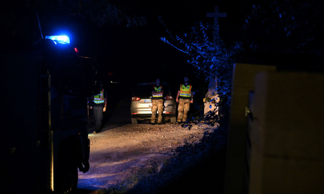 Egy rendőr &eacute;s az elk&ouml;vető meghalt, t&ouml;bben pedig megs&eacute;r&uuml;ltek az esztergomi robbant&aacute;sban