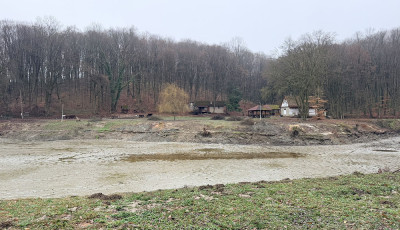 Leeresztett&eacute;k a Gyerty&aacute;nosi Parkerdő tav&aacute;t, fel&uacute;j&iacute;tj&aacute;k a st&eacute;geket