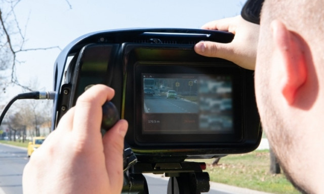 24 &oacute;ra alatt k&ouml;zel nyolcezer sebess&eacute;gt&uacute;ll&eacute;pőt m&eacute;rtek be a rendőr&ouml;k