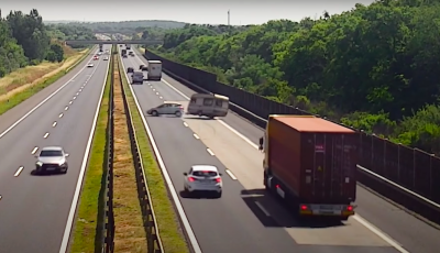 Hatalmasat borult, ripity&aacute;ra t&ouml;rt egy lak&oacute;kocsi az M3-ason - VIDE&Oacute;