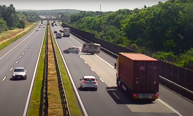 Hatalmasat borult, ripity&aacute;ra t&ouml;rt egy lak&oacute;kocsi az M3-ason - VIDE&Oacute;