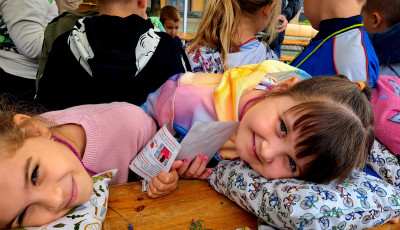 A Szeretet Varr&aacute;s program tov&aacute;bb terjed - Kaposv&aacute;r kedvess&eacute;g nagyk&ouml;vete &uacute;jabb v&aacute;rosokban &ouml;rvendezteti meg a gyerekeket