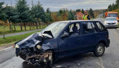Front&aacute;lisan karambolozott k&eacute;t aut&oacute; Ink&eacute;n