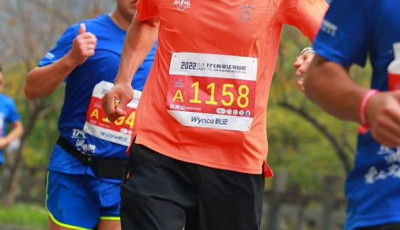 Méghogy a dohányzás káros! Egyik cigit a másik után szívja maratonjain a láncdohányos versenyző
