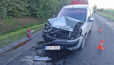 Traktor &eacute;s szem&eacute;lyaut&oacute; &uuml;tk&ouml;z&ouml;tt Fony&oacute;dn&aacute;l