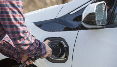 Ha megtehetn&eacute;, minden 6. magyar v&aacute;s&aacute;rolna elektromos vagy t&ouml;lthető hibrid aut&oacute;t