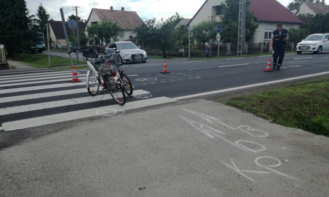 A zebr&aacute;n sodortak el egy biciklij&eacute;t tol&oacute; 10 &eacute;vest! - A cserbenhagy&aacute;sos g&aacute;zol&aacute;s szemtan&uacute;it keresik