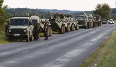 Katonai j&aacute;rművek lepik el Magyarorsz&aacute;gon az utakat