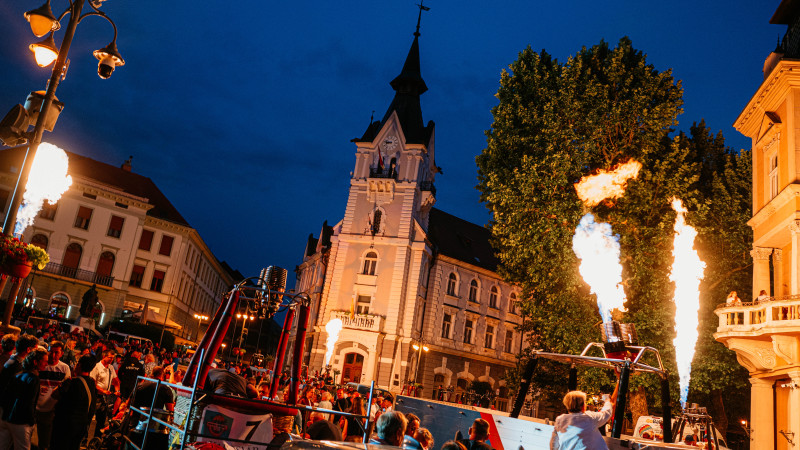 Megnyitott&aacute;k a hől&eacute;gballon bajnoks&aacute;got, este m&aacute;r fel is sz&aacute;llhatnak a versenyzők - GAL&Eacute;RIA