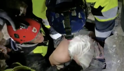 A t&ouml;r&ouml;k kisfi&uacute; nagyapj&aacute;t is kimentette a romok al&oacute;l Bod&oacute; L&aacute;szl&oacute; mentőegys&eacute;ge - VIDE&Oacute;