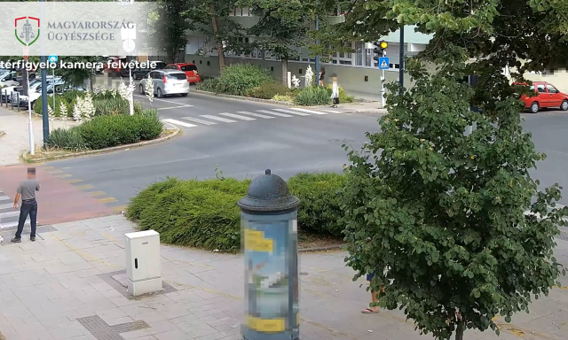 &Aacute;tz&uacute;zott a piroson, egy kisbusz kapta oldalba - S&uacute;lyos baleset a k&oacute;rh&aacute;zn&aacute;l - VIDE&Oacute;