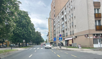 Megint felt&uacute;rt&aacute;k a csatornafedelekn&eacute;l az utat a Honv&eacute;d utc&aacute;ban