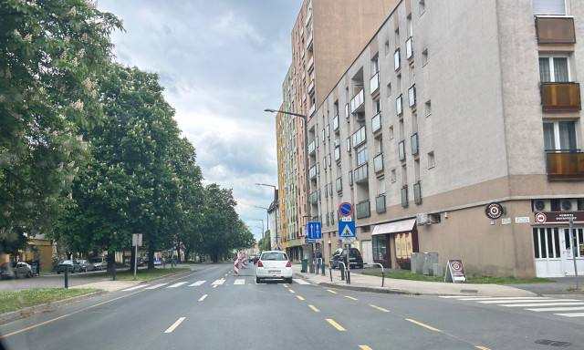 Megint felt&uacute;rt&aacute;k a csatornafedelekn&eacute;l az utat a Honv&eacute;d utc&aacute;ban