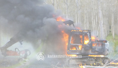 Kigyulladt egy l&aacute;nctalpas munkag&eacute;p L&aacute;bodn&aacute;l