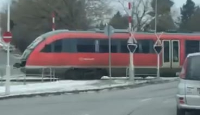 Nem műk&ouml;d&ouml;tt d&eacute;lelőtt a t&uuml;skev&aacute;ri csom&oacute;pontban a soromp&oacute;, szem&eacute;lyvonat h&uacute;zott el az aut&oacute;sok előtt - VIDE&Oacute;