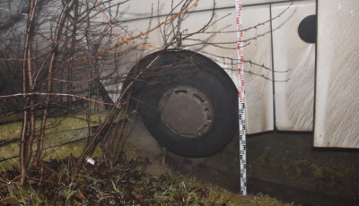 Lopott busszal tolatott &aacute;rokba egy cset&eacute;nyi f&eacute;rfi r&eacute;szegen