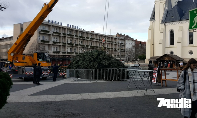 &Iacute;gy ker&uuml;lt a hely&eacute;re &uacute;jra a kaposv&aacute;ri kar&aacute;csonyfa - VIDE&Oacute;