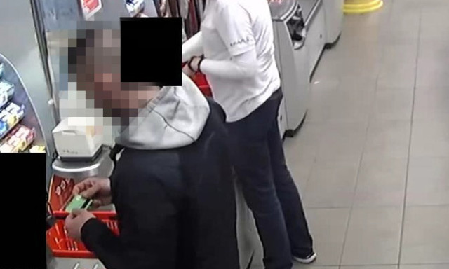 Kaposv&aacute;r utc&aacute;in s&eacute;t&aacute;l&oacute; idős nőktől loptak t&aacute;sk&aacute;kat
