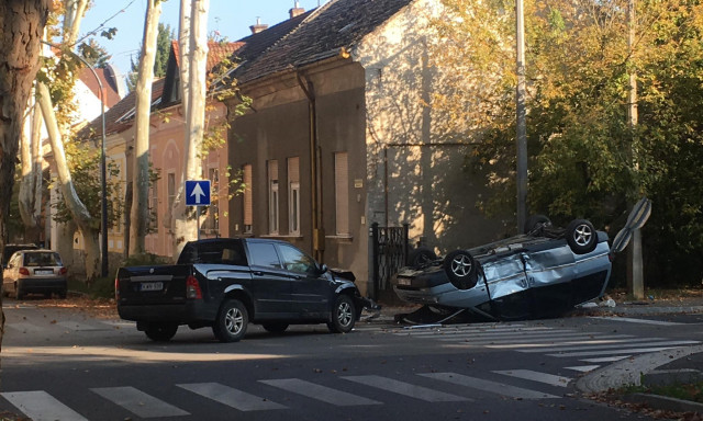 Fejre &aacute;llt egy aut&oacute; a Bajcsyban