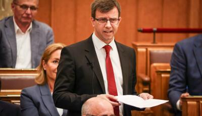 B&oacute;ka J&aacute;nos szerint a nyugd&iacute;jminimum emel&eacute;s&eacute;vel b&uuml;nteti a nyugd&iacute;jasokat a Tisza-korm&aacute;ny