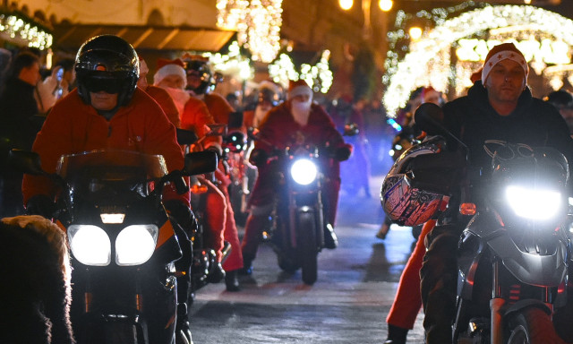 Motoros Mikul&aacute;sok z&uacute;gtak v&eacute;gig a belv&aacute;roson - HANGULATK&Eacute;PEK