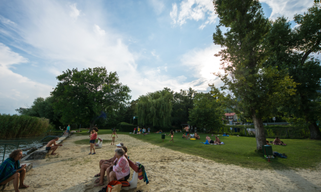 Az &ouml;sszes szabad &eacute;s fizetős balatoni strand egy helyen, &aacute;rakkal