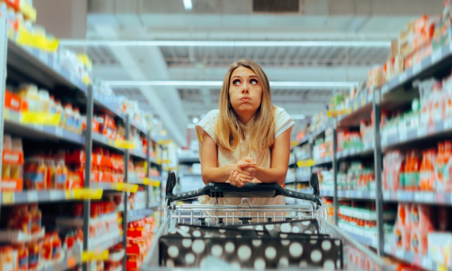 Egy rendeletnek k&ouml;sz&ouml;nhetően tov&aacute;bb dr&aacute;gulhatnak az &eacute;lelmiszerek &eacute;s a ruh&aacute;k &aacute;rai