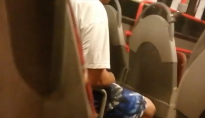 Egy madam &eacute;lő szaxisz&oacute;l&oacute;val aj&aacute;nd&eacute;kozta meg kedves&eacute;t egy p&eacute;csi buszj&aacute;raton - VIDE&Oacute;