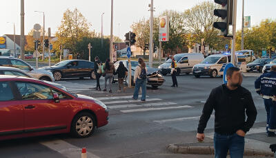 Rendőri ir&aacute;ny&iacute;t&aacute;s mellett is baleset t&ouml;rt&eacute;nt a Berzsenyi utcai kereszteződ&eacute;sben