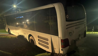 &Aacute;rokba hajtott egy busz B&ouml;h&ouml;ny&eacute;n