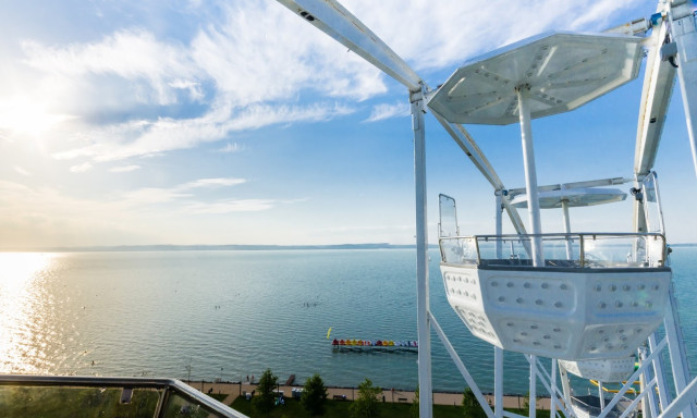 50 m&eacute;teres &oacute;ri&aacute;skereket &aacute;ll&iacute;tottak a si&oacute;foki strandon, amiről szinte az eg&eacute;sz Balatont bel&aacute;tni