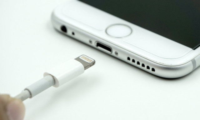 Bajban az Apple - Az EU egys&eacute;ges t&ouml;ltőt javasol az elektronikus eszk&ouml;z&ouml;kh&ouml;z
