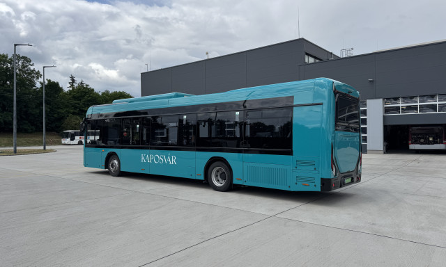 Dobja a v&aacute;ros a bord&oacute;t, m&aacute;s sz&iacute;nben &eacute;rkeznek az &uacute;j kaposv&aacute;ri buszok - VIDE&Oacute;