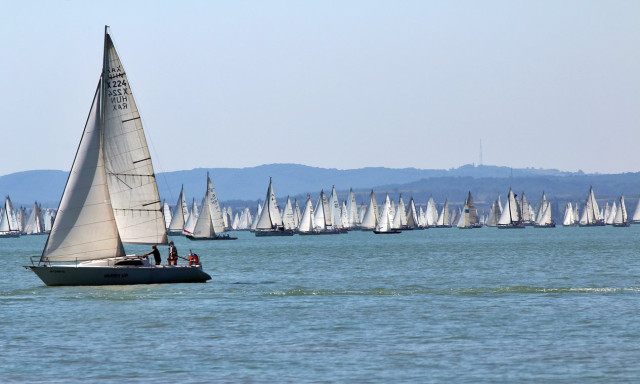 J&uacute;lius 6-&aacute;n rajtol az 55. K&eacute;kszalag