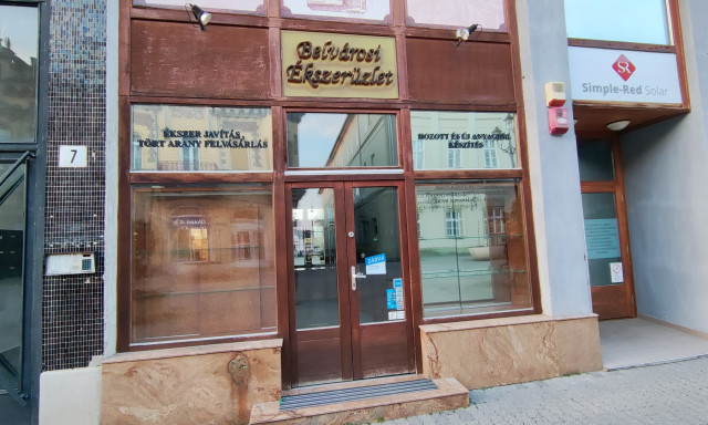 Bezárt a belvárosi ékszerüzlet, és két másik bolt is a Zárda utcában