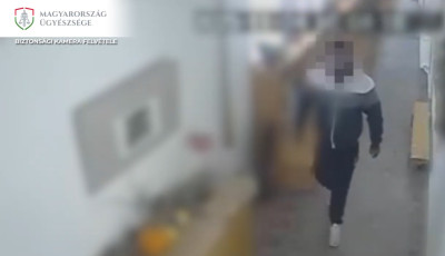 A gyermek&eacute;n k&iacute;v&uuml;l egy telefont is hazavitt az &oacute;vod&aacute;b&oacute;l az apuka - VIDE&Oacute;