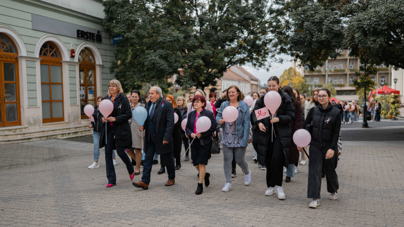 K&ouml;z&ouml;s s&eacute;t&aacute;val h&iacute;vt&aacute;k fel a figyelmet a mellr&aacute;kszűr&eacute;sek fontoss&aacute;g&aacute;ra Kaposv&aacute;ron - GAL&Eacute;RIA