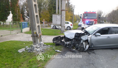 Oszlopnak hajtott egy aut&oacute; Barcson