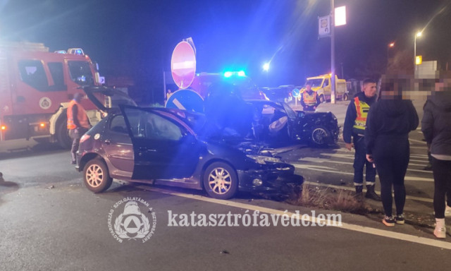 Szerda d&eacute;lut&aacute;n &eacute;s este is karambolozott k&eacute;t aut&oacute; Si&oacute;fokon