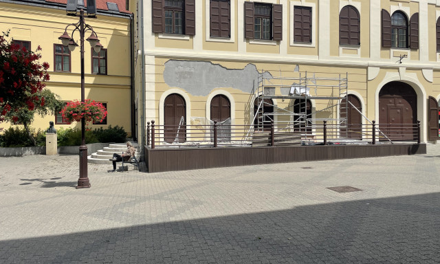 Megint nem b&iacute;rta a Dorottya H&aacute;z vakolata, &uacute;jabb helyen kellett leverni