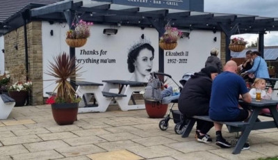 Gy&ouml;ny&ouml;rű falfestm&eacute;ny k&eacute;sz&uuml;lt Erzs&eacute;bet kir&aacute;lynő eml&eacute;k&eacute;re a r&oacute;la elnevezett pub fal&aacute;ra