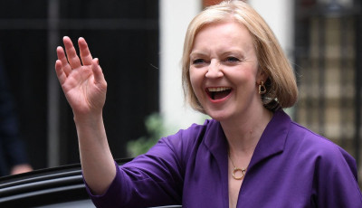 Beindult a m&eacute;mgy&aacute;r &ndash; 45 nap korm&aacute;nyz&aacute;s ut&aacute;n lemondott Liz Truss brit minisztereln&ouml;k